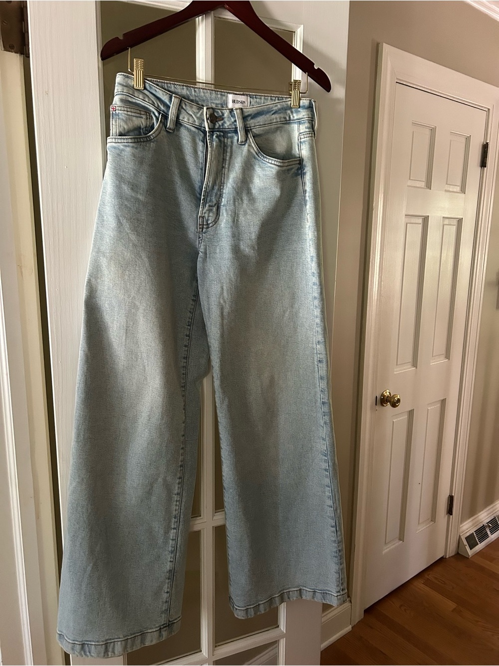 Women’s Hudson wide leg jeans sz. 26 32” inseam. Excellent condition.